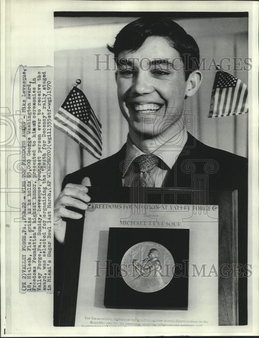 1970 Press Photo Mike Levesque receives George Washington Award - now16055