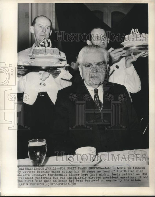 1960 Press Photo John L. Lewis flanked by waiters with cakes at testimony dinner