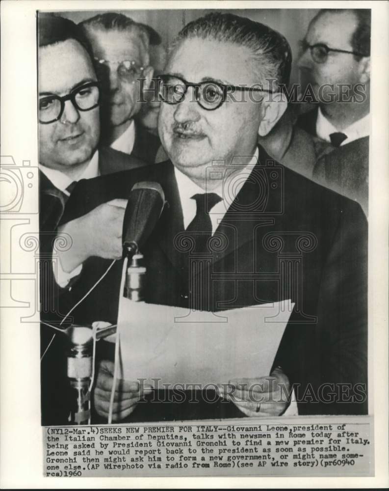 1960 Press Photo Italian Chamber of Deputies&#39; Giovanni Leone with newsmen