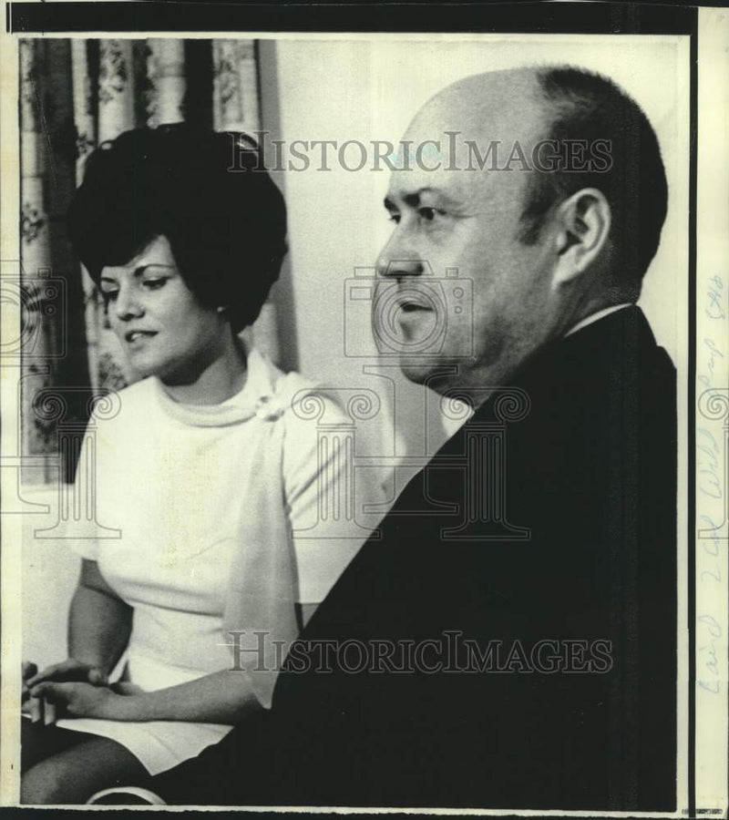 Load image into Gallery viewer, 1970 Press Photo Defense Secretary Laird Met With POW Sister, Rita Lawley
