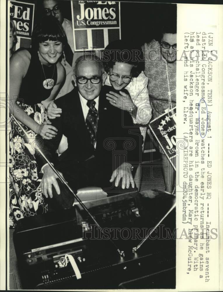 1974 Press Photo Congressman Ed Jones and family watch election returns in TN