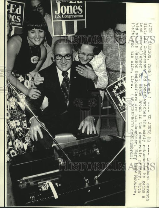 1974 Press Photo Congressman Ed Jones and family watch election returns in TN