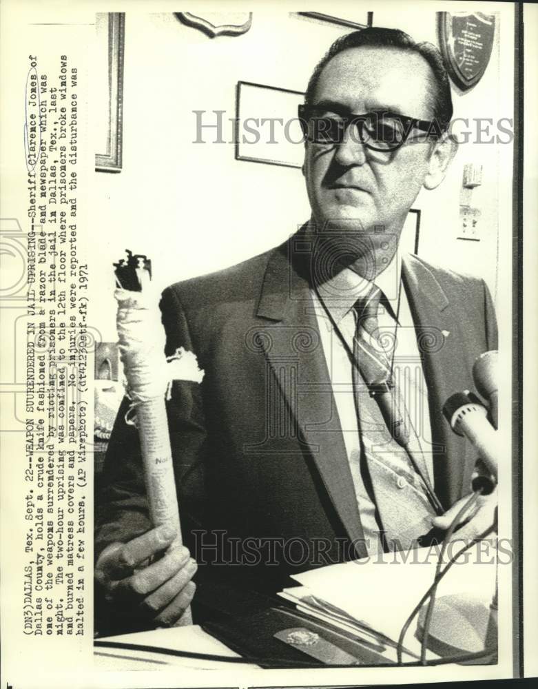 1971 Press Photo Sheriff Clarence Jones shows knife used in Texas prison riot.