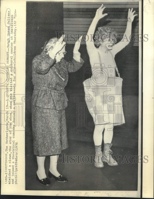 1976 Press Photo Amstelveen-Dutch Queen Juliana clowns around at cultural center