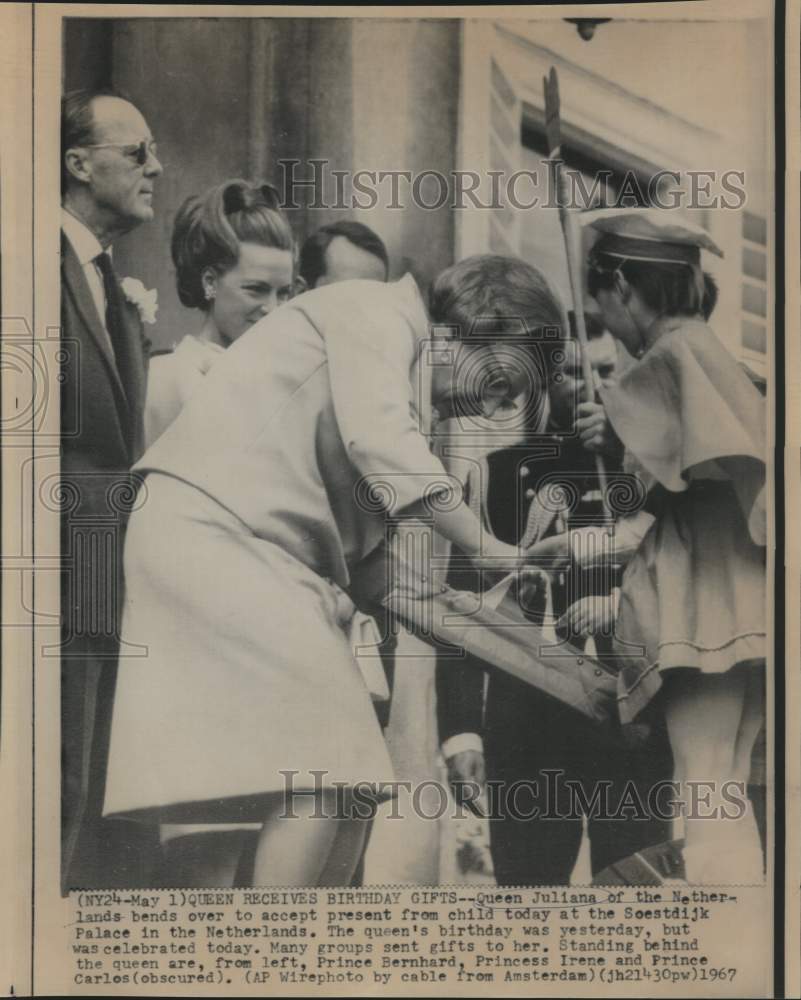 1967 Press Photo Netherlands&#39; Queen Juliana accepts gift at Soestdijk Palace