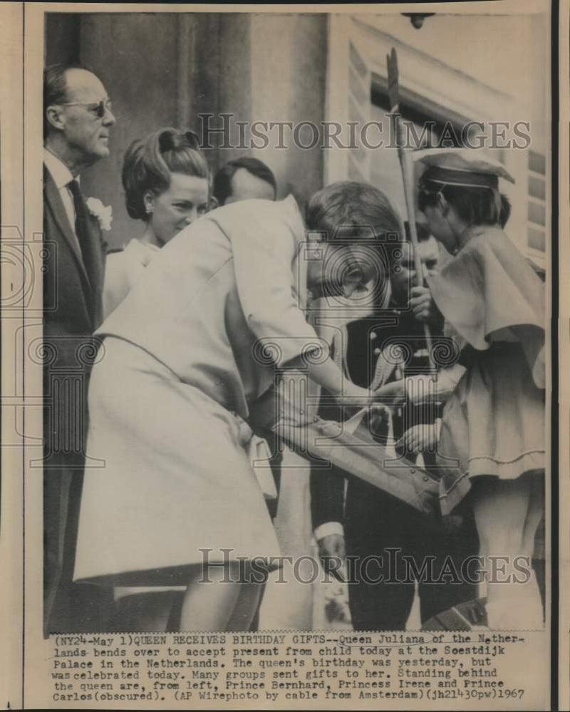 Load image into Gallery viewer, 1967 Press Photo Netherlands' Queen Juliana accepts gift at Soestdijk Palace
