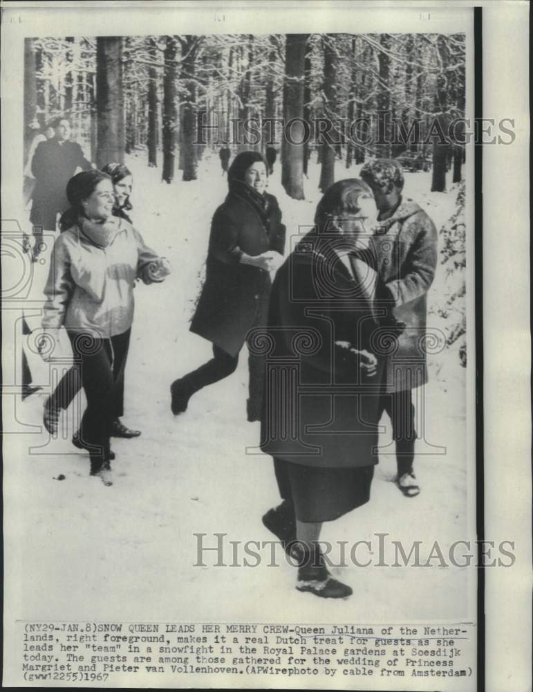 Load image into Gallery viewer, 1967 Press Photo Netherlands' Queen Juliana leads "team" in snow fight at palace
