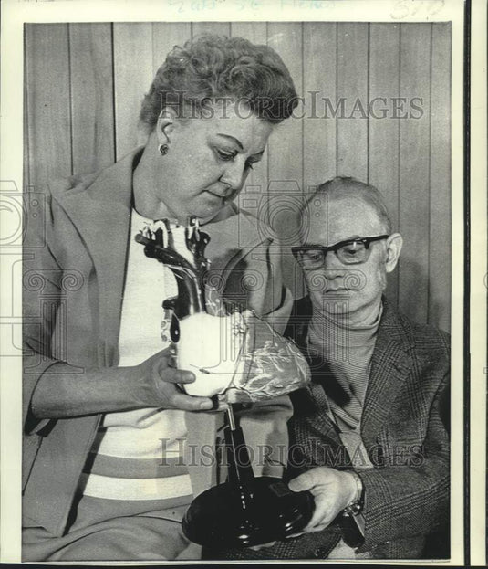 1971 Press Photo Chicago-Hemophiliac Warren Jyrch & wife study artificial heart- Historic Images