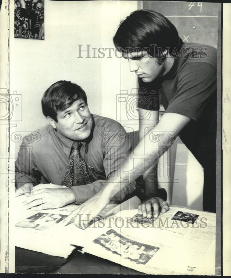 Load image into Gallery viewer, 1971 Press Photo Associated Press Back of Week, Todd Starks and Coach Junko

