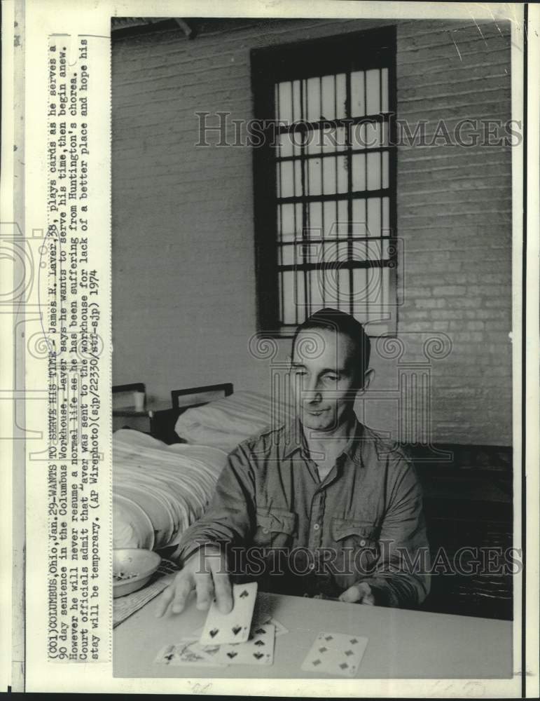 1970 Press Photo James Laver plays cards in Columbus Workhouse. - now16301