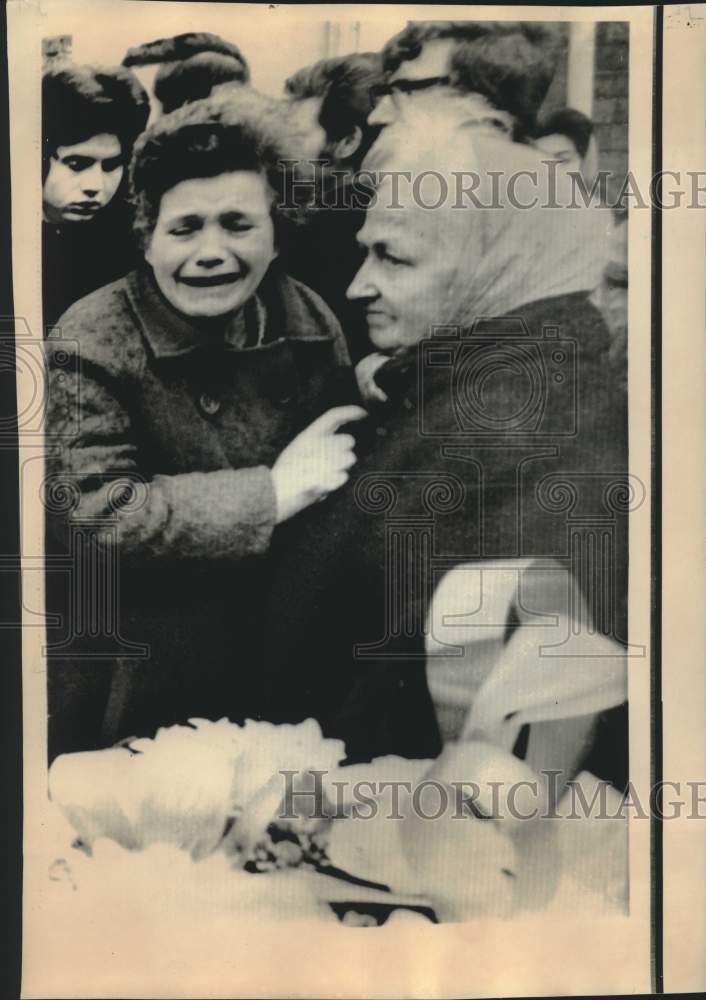 Load image into Gallery viewer, 1972 Press Photo Relatives at funeral of four victims of bomded car in Belfast.
