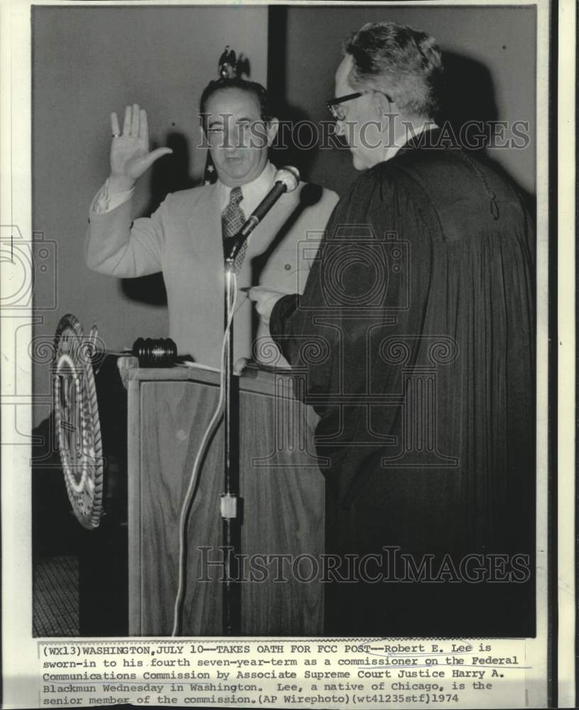 1974 Press Photo Robert E. Lee sworn in as FCC Commissioner by Justice Blackmun