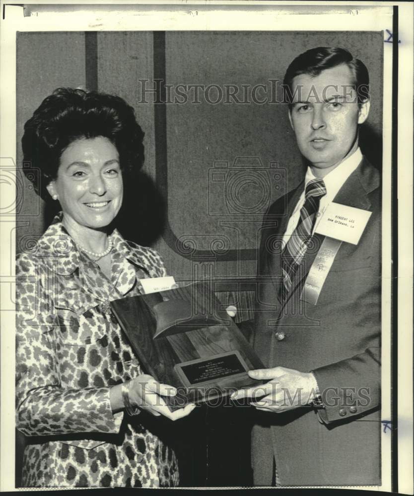 1973 Press Photo Vincent Lee, reporter for Times Picayune receives plaque