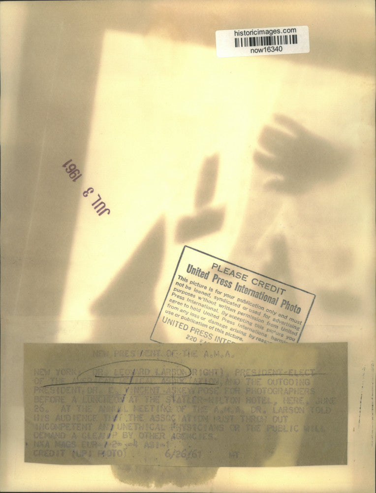Load image into Gallery viewer, 1961 Press Photo Dr. Leonard Larson and another at AMA meeting - now16340
