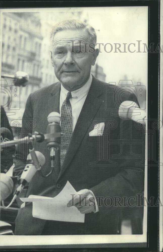 Load image into Gallery viewer, 1969 Press Photo U.S. Ambassador Henry Cabot Lodge reads statement after session
