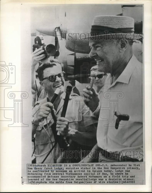 1964 Press Photo US Ambassador Henry Cabot Lodge with newsmen in Saigon