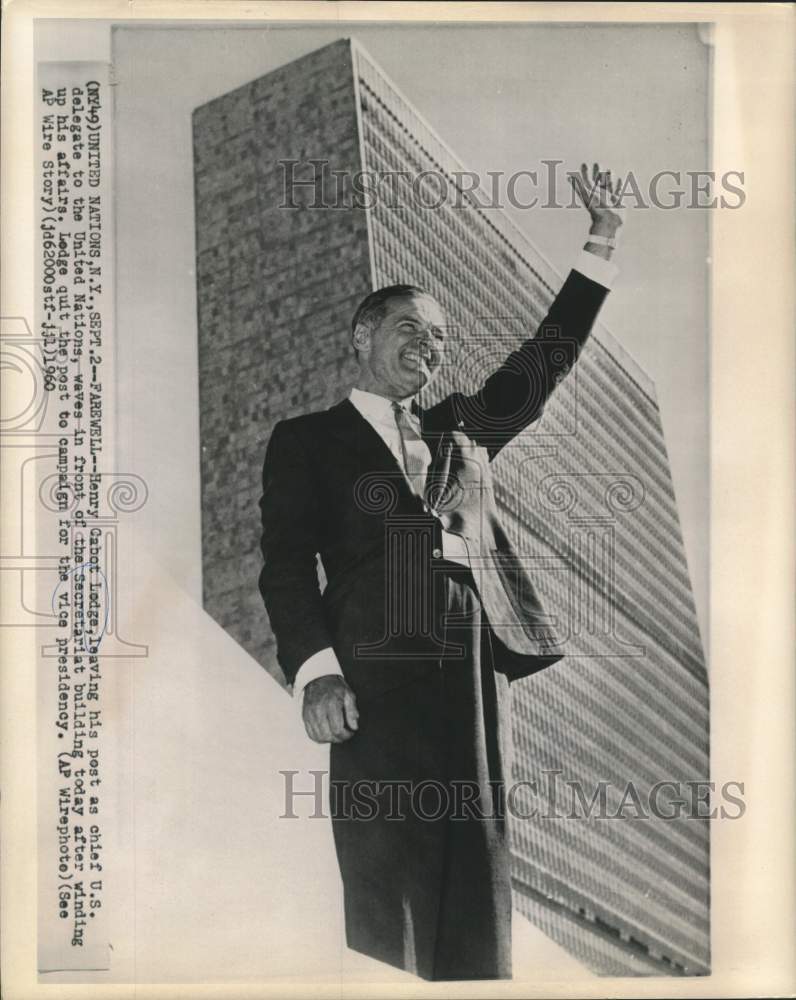 1960 Press Photo Henry Cabot Lodge shown in front os Secretariat Building in NY
