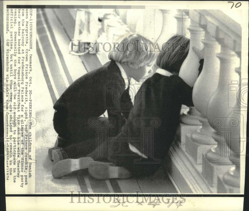 1974 Press Photo Queen Margrethe&#39;s children Princes Frederik and Joachim peeks