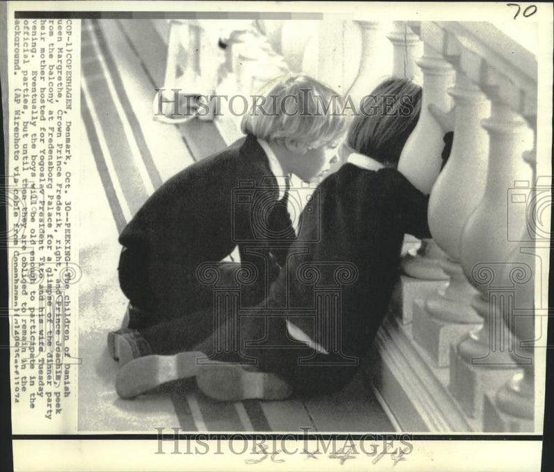 Load image into Gallery viewer, 1974 Press Photo Queen Margrethe's children Princes Frederik and Joachim peeks
