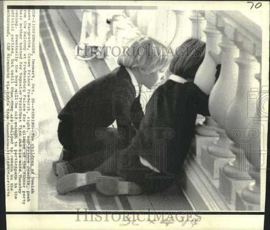 1974 Press Photo Queen Margrethe's children Princes Frederik and Joachim peeks