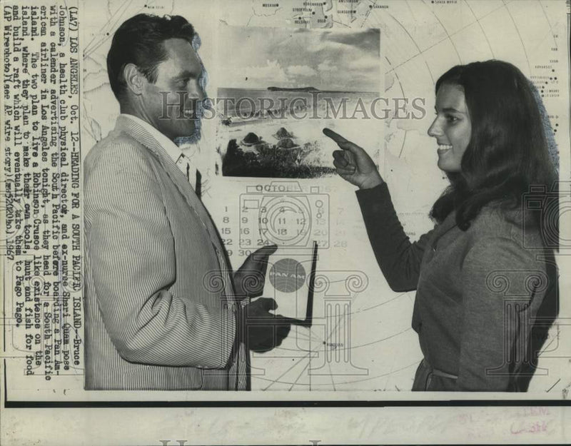 Load image into Gallery viewer, 1967 Press Photo Bruce Johnson and Shan Quam point to island in South Pacific
