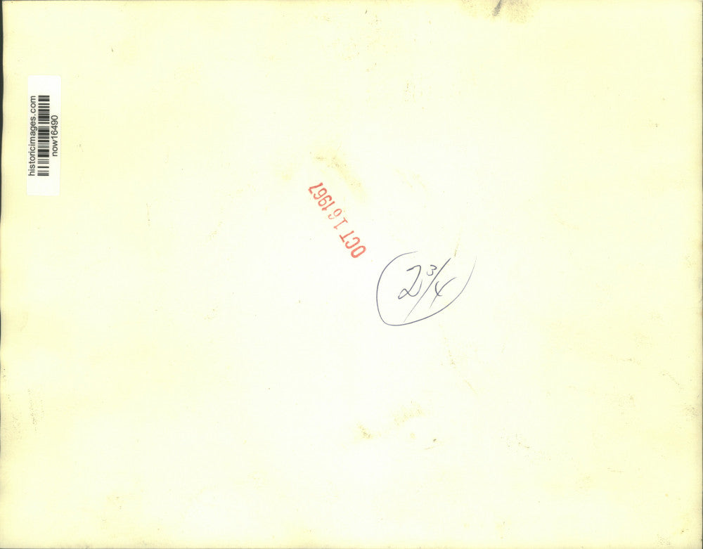 1967 Press Photo Bruce Johnson and Shan Quam point to island in South Pacific