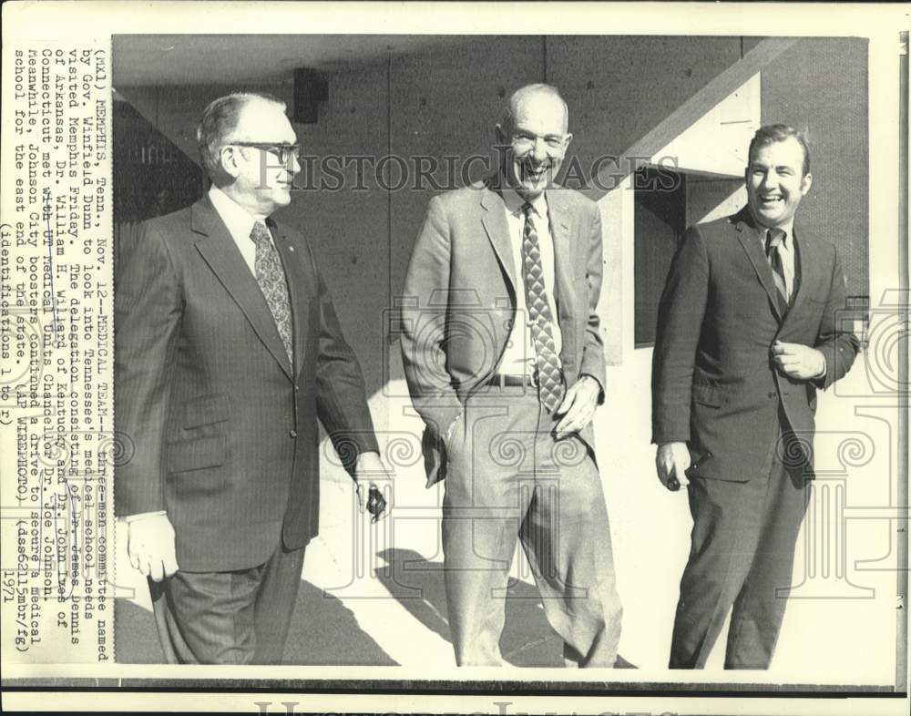 1971 Press Photo Dr. John Ives and others look into Tennessee&#39;s medical schools