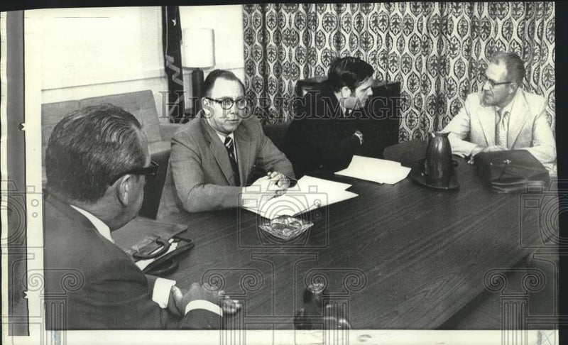 Load image into Gallery viewer, 1971 Press Photo George Ives and other rail dispute negotiators in Washington
