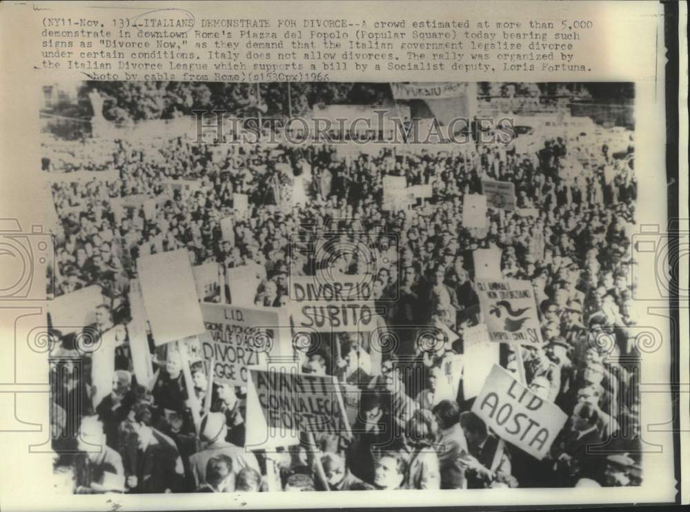 1966 Press Photo Italian's demonstrate in Rome for divorces. - now16560