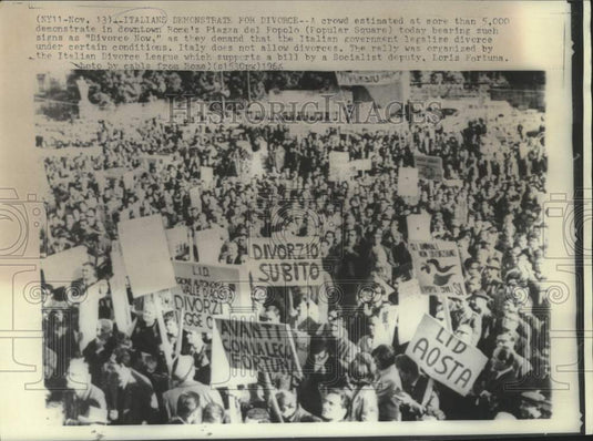 1966 Press Photo Italian's demonstrate in Rome for divorces. - now16560
