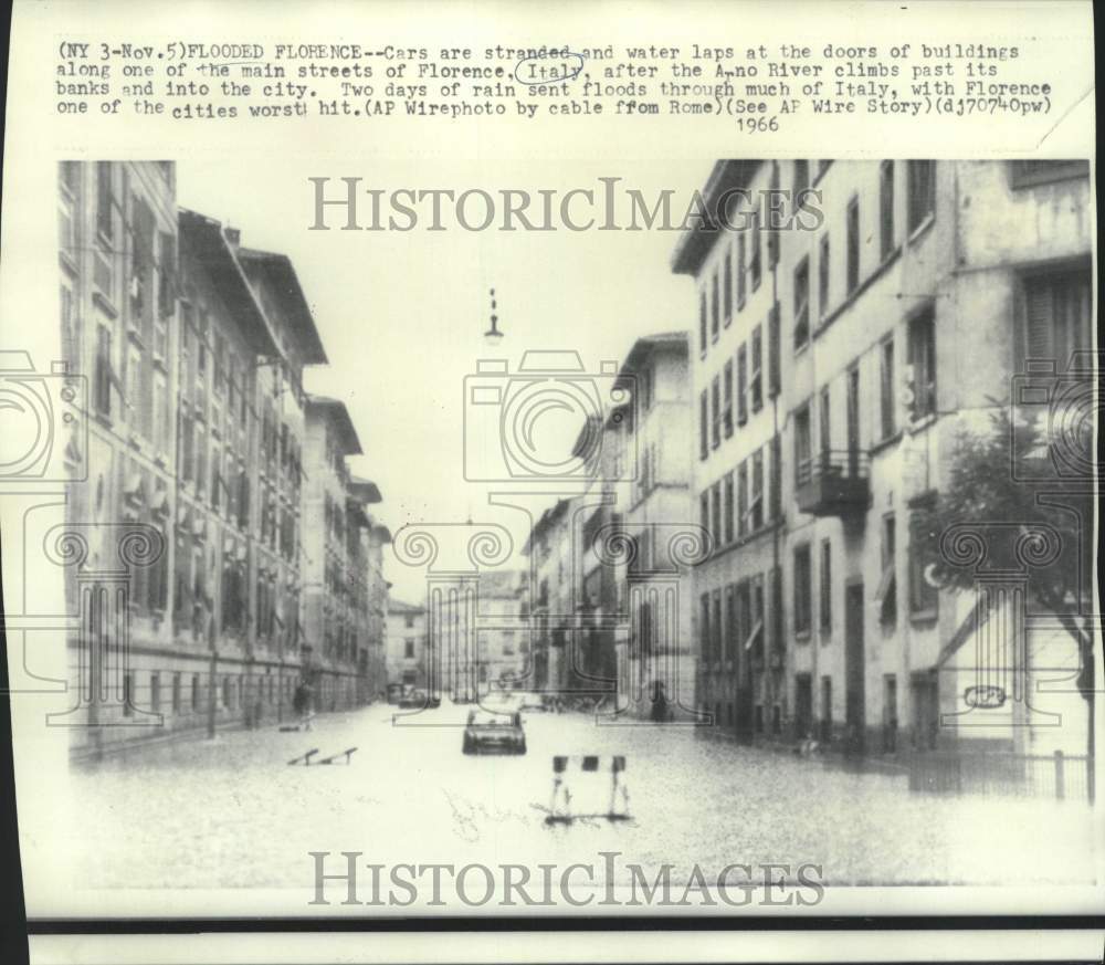 1966 Press Photo Flooded streets of Florence, Italy - now16562