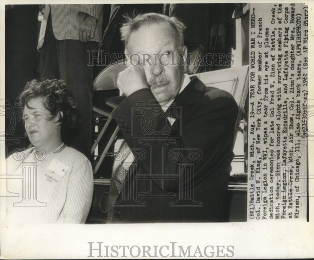 1962 Press Photo Colonel David King and other sheds tears for WWI hero.
