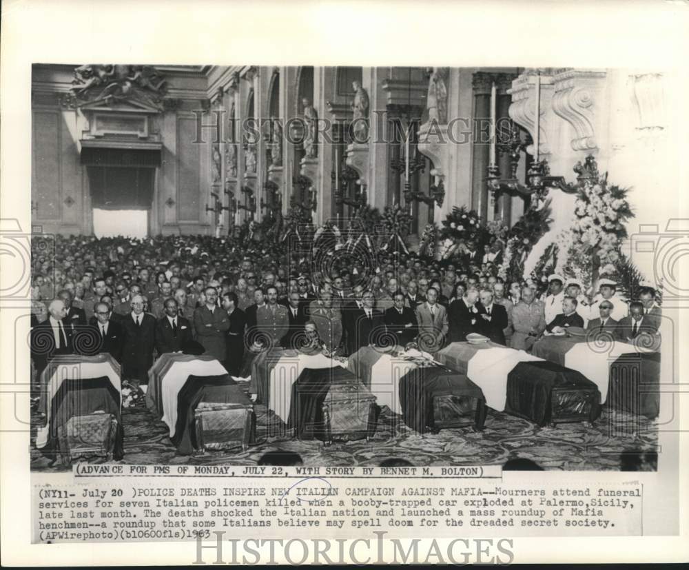 1963 Press Photo Mourners attend funeral of Italian policemen by car bomb.