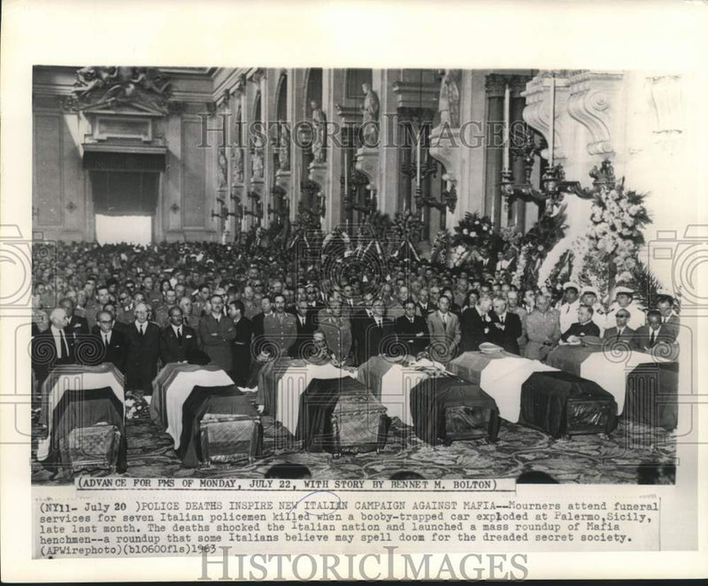 Load image into Gallery viewer, 1963 Press Photo Mourners attend funeral of Italian policemen by car bomb.
