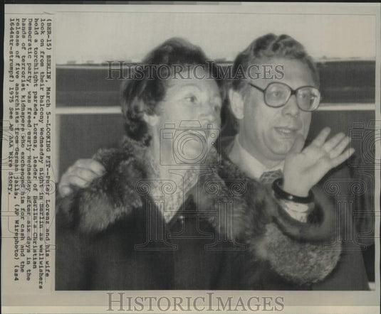 1975 Press Photo Released kidnap victim Peter Lorenz and wife on Berlin balcony