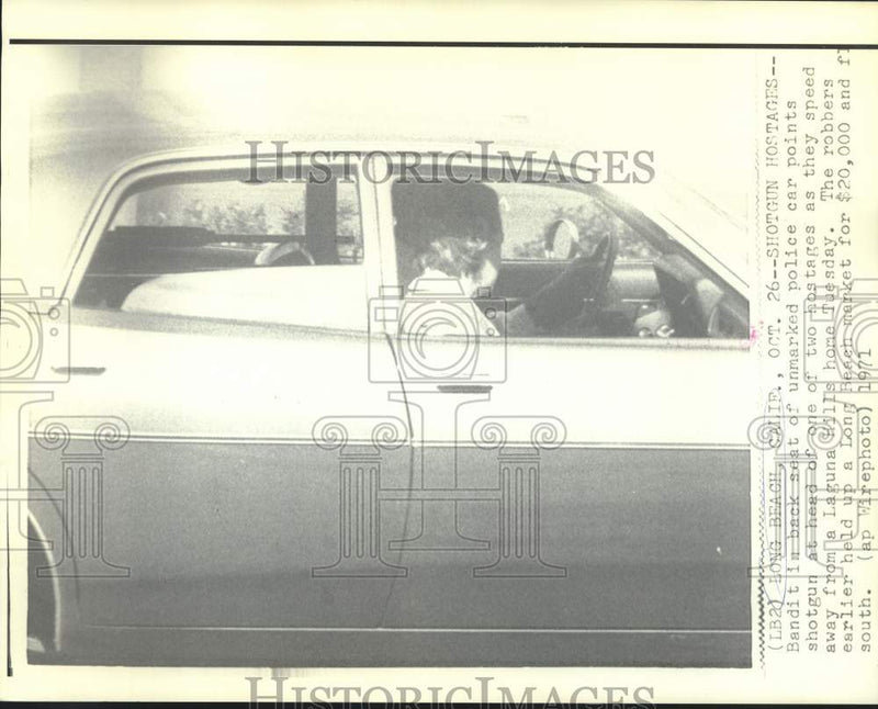 Load image into Gallery viewer, 1971 Press Photo Bandit holds shotgun on hostage in unmarked police car in CA
