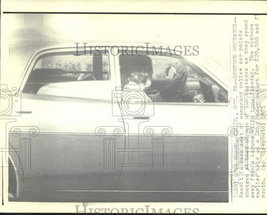 1971 Press Photo Bandit holds shotgun on hostage in unmarked police car in CA