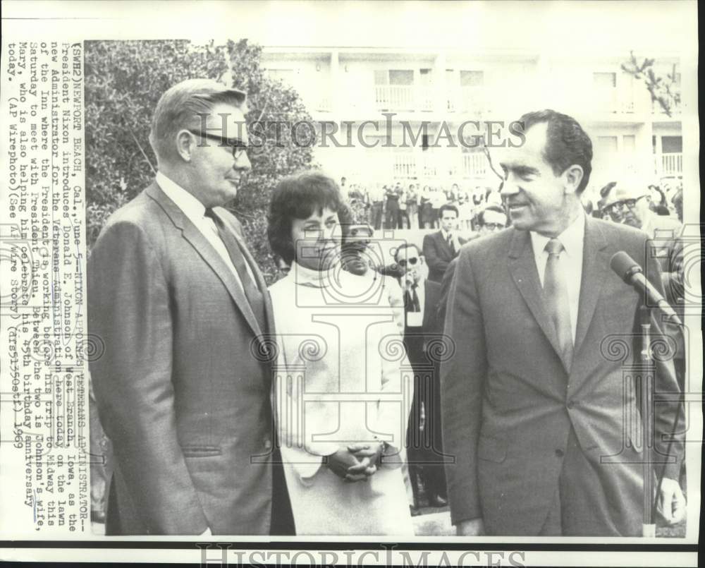 1969 Press Photo President Nixon with Veterans Administrator Johnson and wife