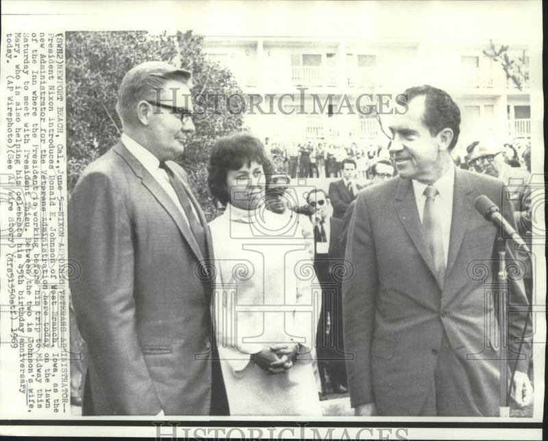 Load image into Gallery viewer, 1969 Press Photo President Nixon with Veterans Administrator Johnson and wife
