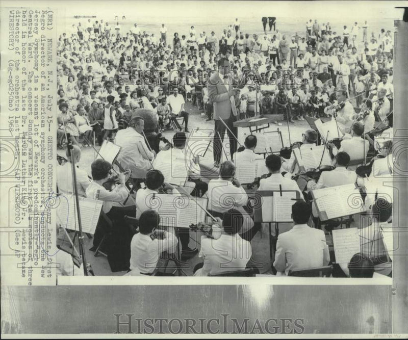 Load image into Gallery viewer, 1968 Press Photo Henry Lewis conducts New Jersey Symphony Orchestra in Newark
