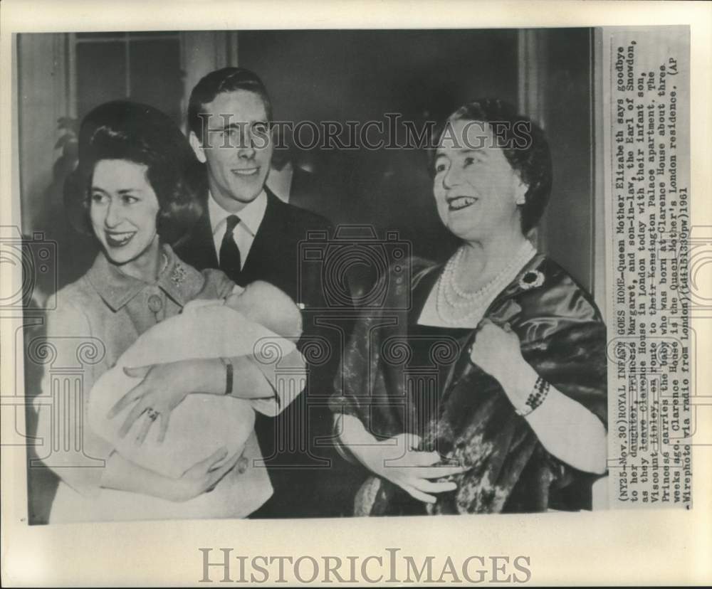 1961 Press Photo Queen Mother says goodbye to Princess Margaret and family