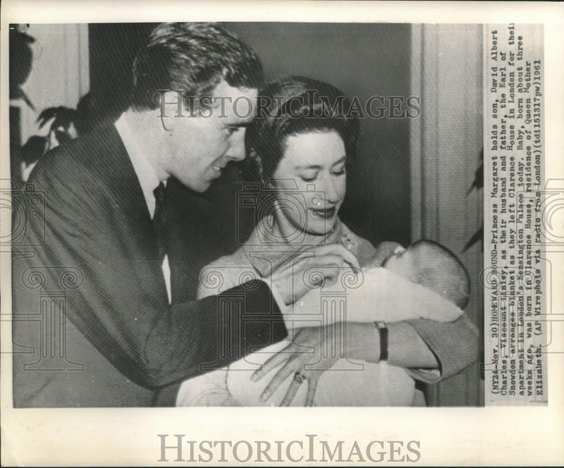 Load image into Gallery viewer, 1961 Press Photo Princess Margaret and Earl of Snowdon with son, Viscount Linley
