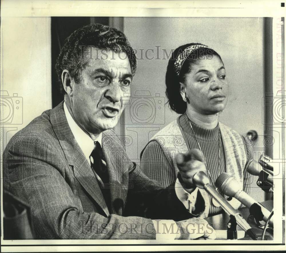 1971 Press Photo Sol M. Linowitz and Aileen Hernandez at news conference.