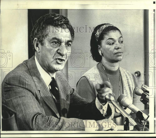 1971 Press Photo Sol M. Linowitz and Aileen Hernandez at news conference.