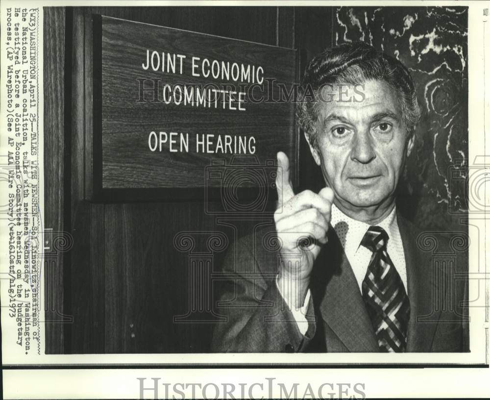 1973 Press Photo National Urban Coalition's Sol Linowitz with Washington newsmen