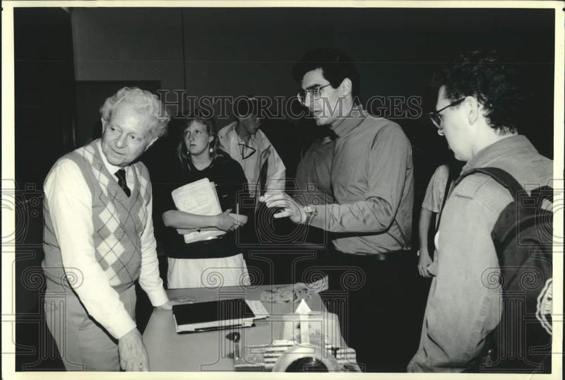 Load image into Gallery viewer, 1990 Press Photo Nobel Prize winner Leon Lederman teaches physics at university
