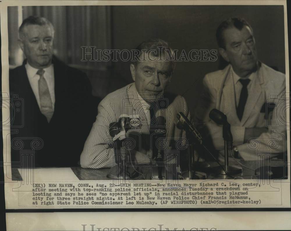 1967 Press Photo Mayor Richard Lee and others at New Haven, CT crime meeting