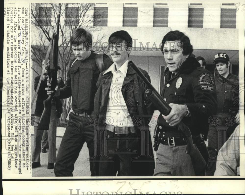1976 Press Photo Shotgun-toting police escort Jeffery Lee from office building