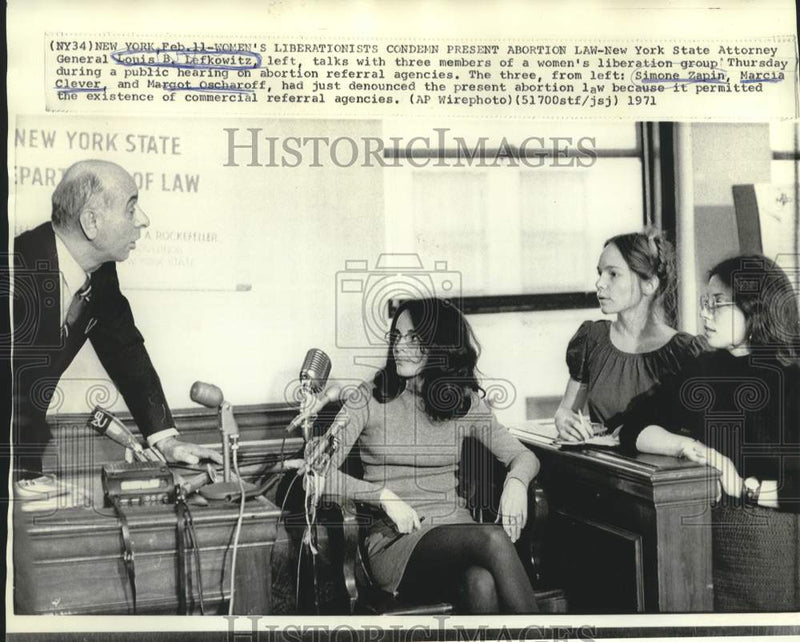 Load image into Gallery viewer, 1971 Press Photo New York State Attorney General Lefkowitz with Liberationists
