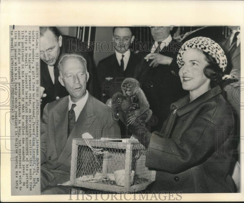 Load image into Gallery viewer, 1962 Press Photo Princess Liliane deRethy holds monkey, gift from husband

